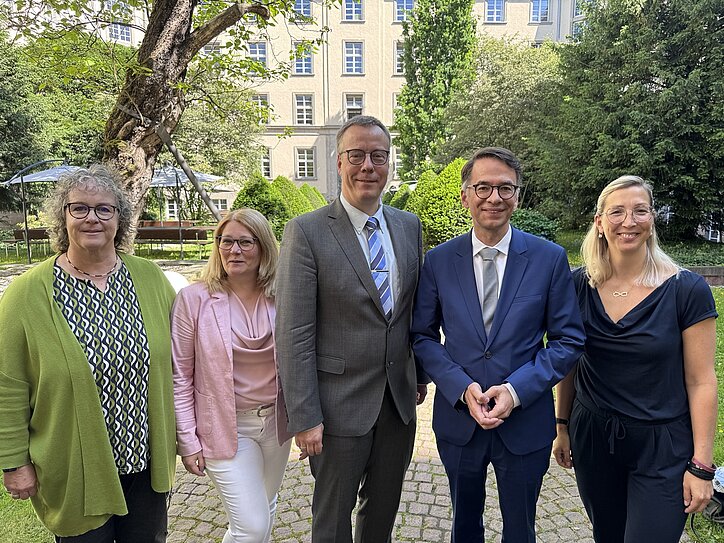 Foto der Mitglieder des Landesvorstandes mit dem hessischen Justizminister Nahaufnahme